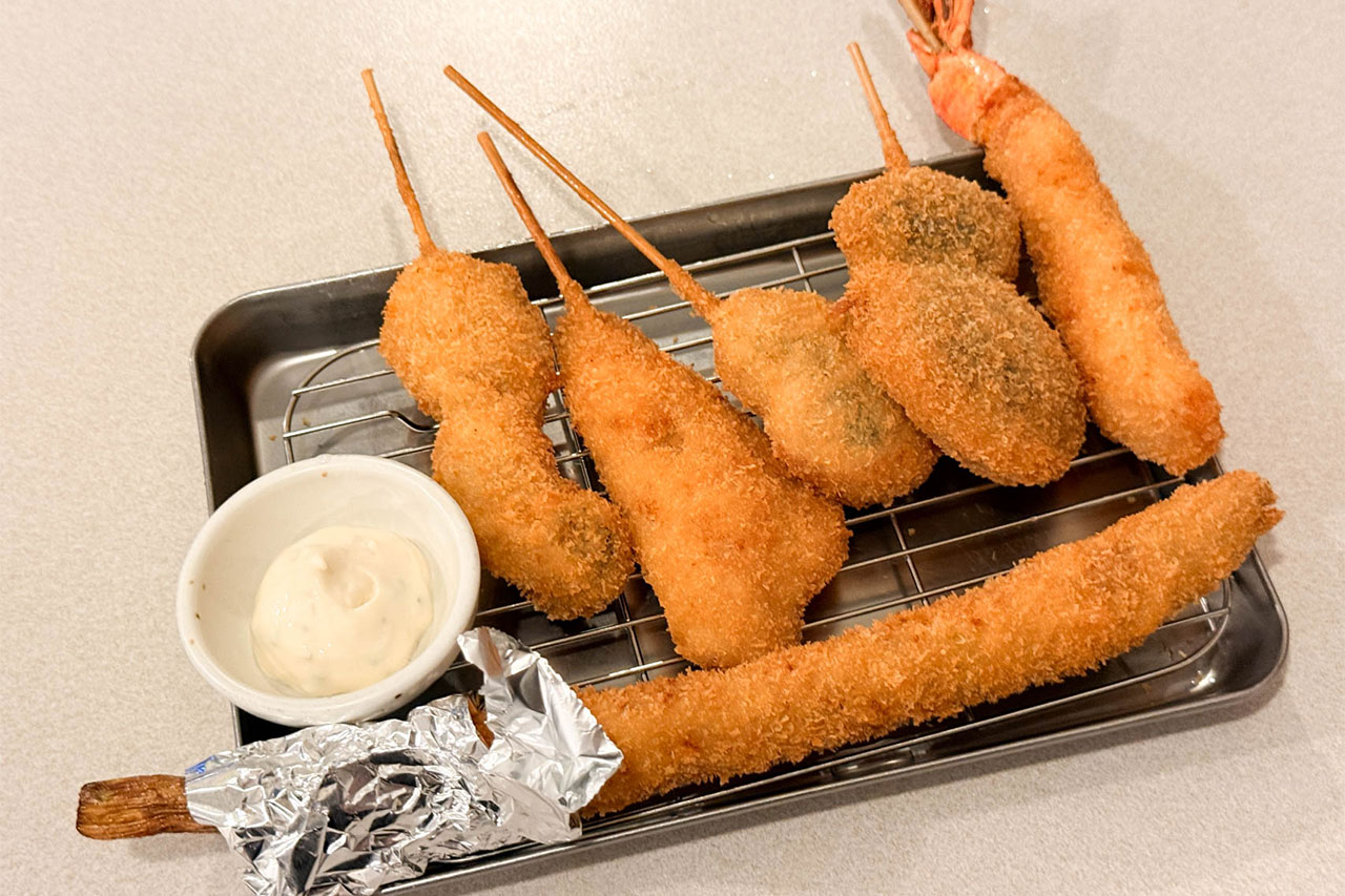 串カツ田中で追加注文した牡蠣タルタルや上エビなどの串カツ
