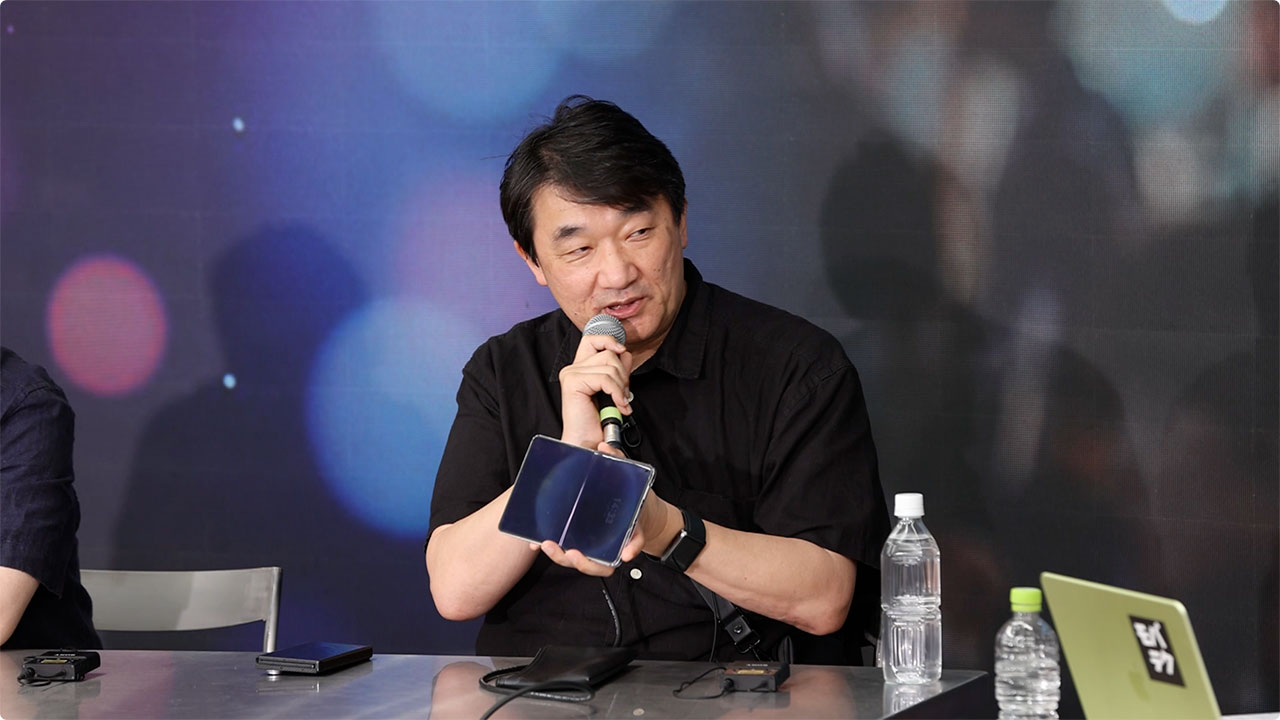 山根博士が折りたたみスマホを手に語る公開収録の様子