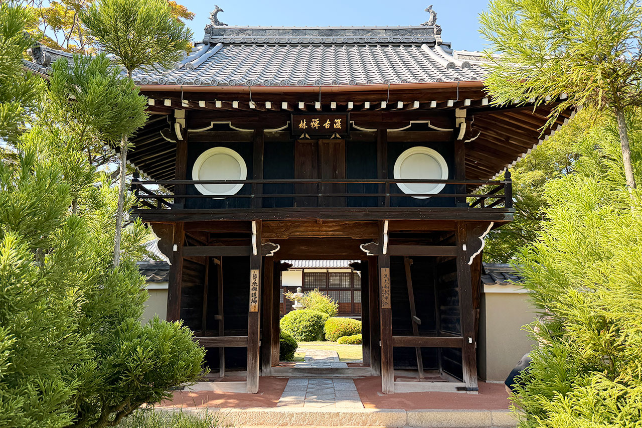 源光庵の門