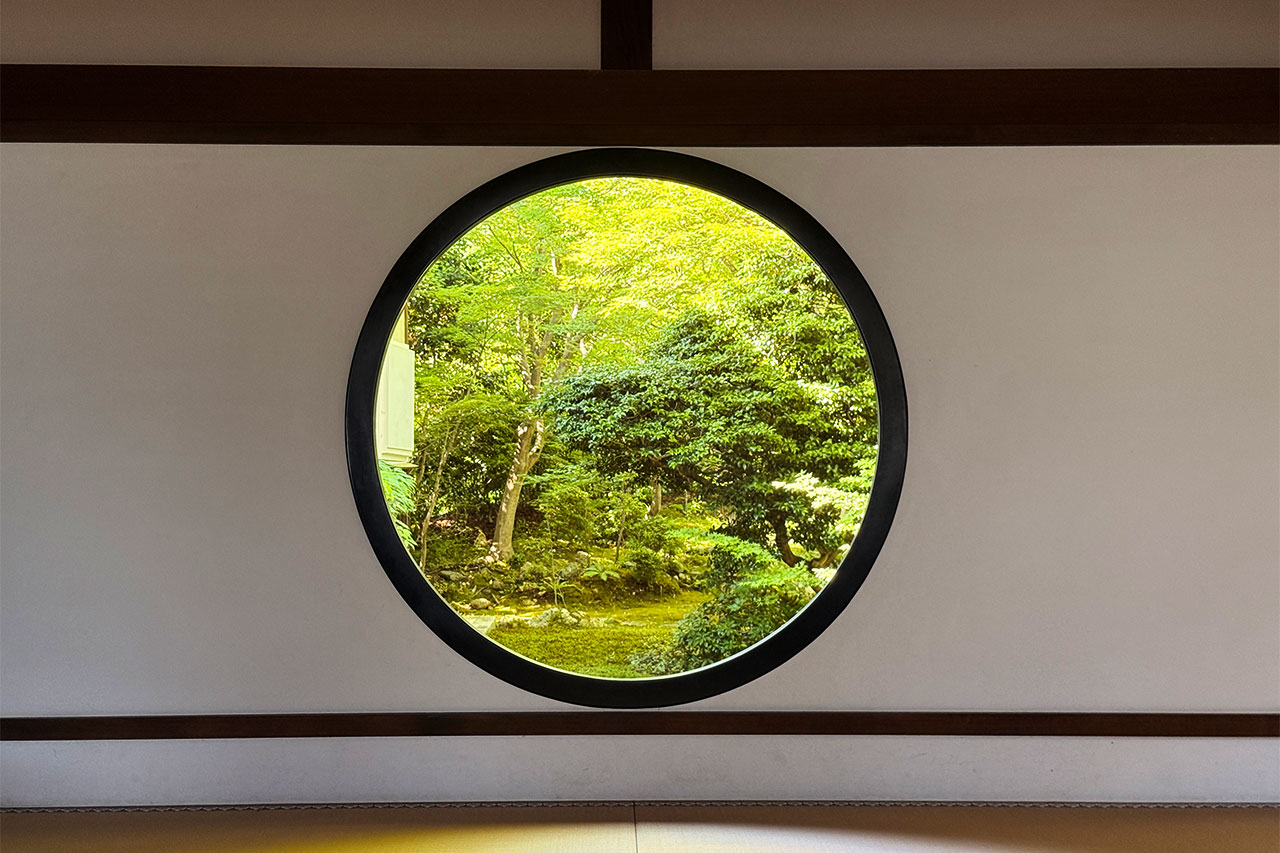 源光庵の丸い悟りの窓