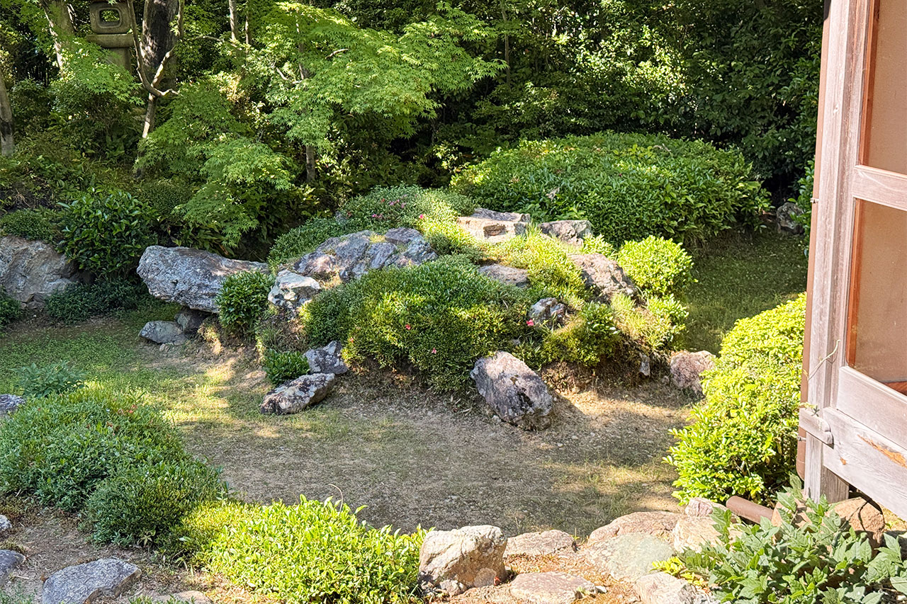 源光庵の庭にあった亀の岩