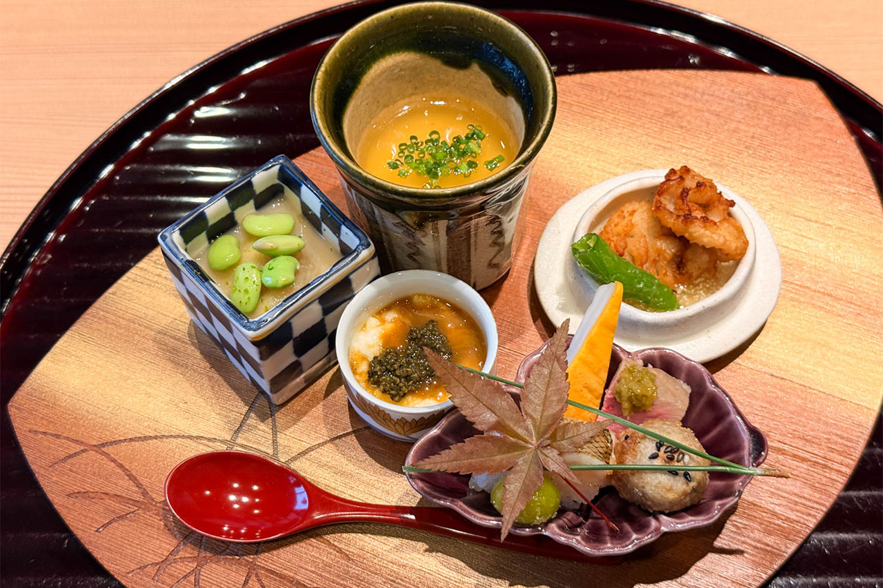 すっぽんの茶碗蒸しや鱧の唐揚げなどを盛り合わせた八寸