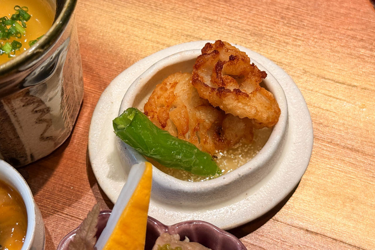 あんかけの出汁を合わせた鱧の唐揚げ