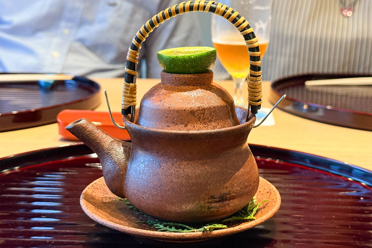 すだちを添えた鱧と松茸の土瓶蒸し