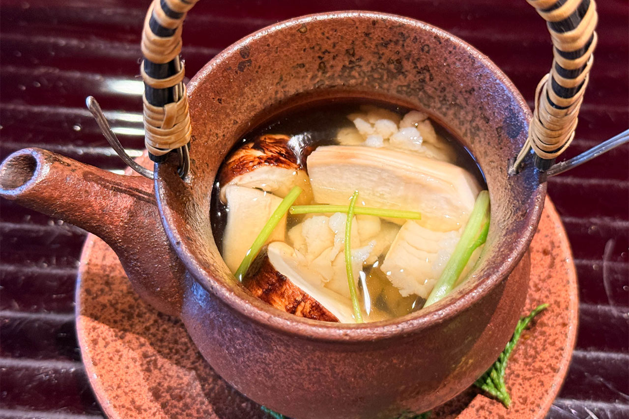 土瓶に入った鱧と松茸の土瓶蒸し