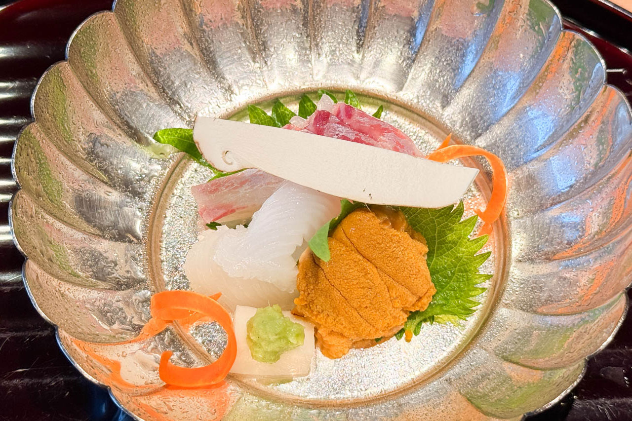 ウニ・アオリイカ・鯛を盛り合わせたお造り