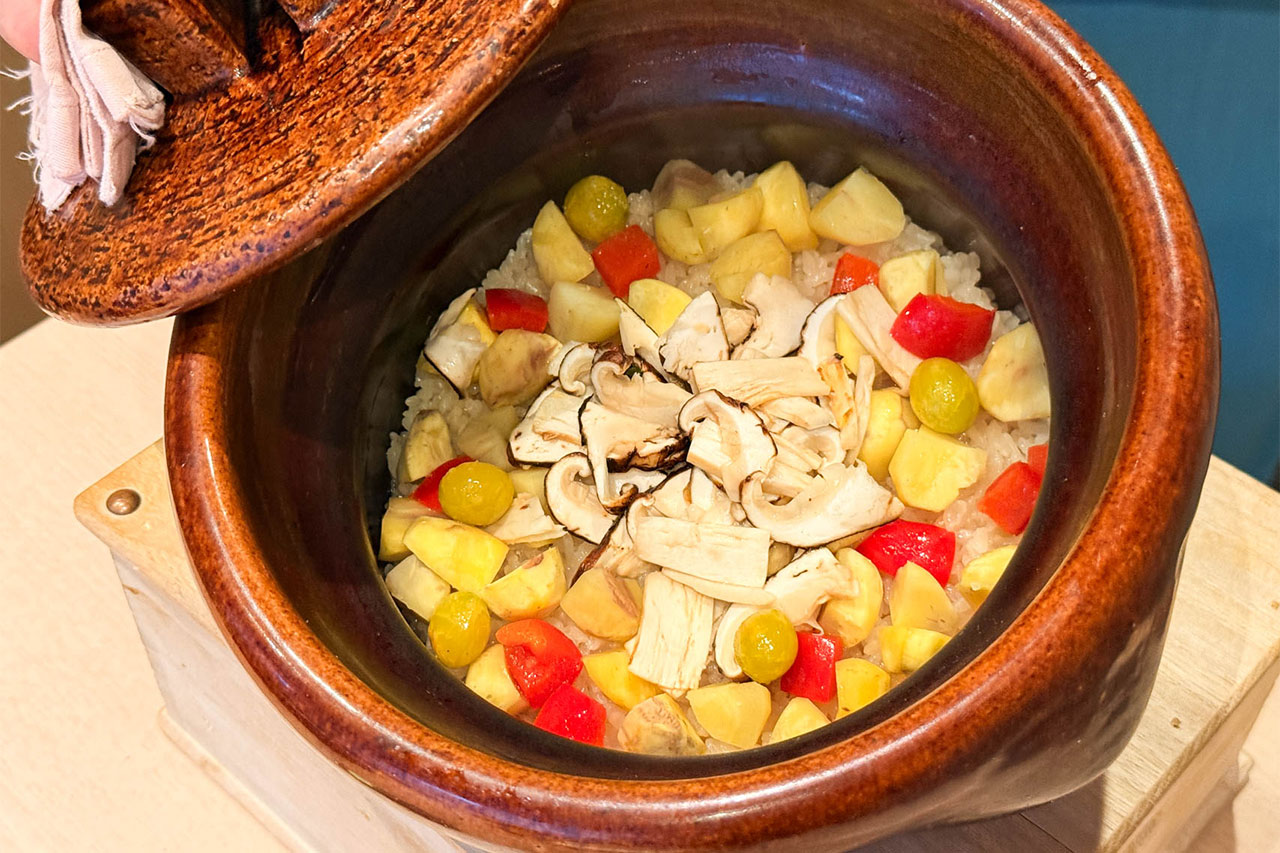 松茸・栗・銀杏・赤パプリカを炊き込んだ土鍋ご飯