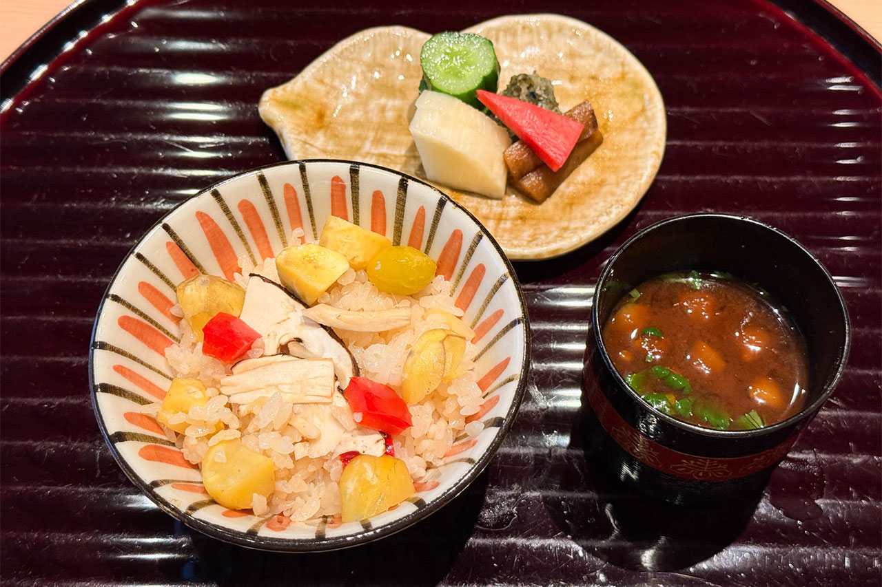茶碗によそった松茸・栗・銀杏の炊き込みご飯