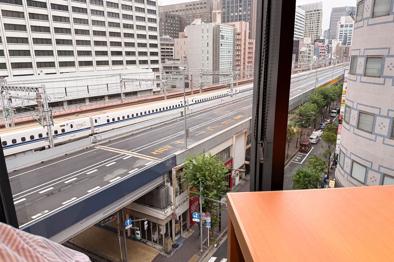 銀座「和久多」の個室から見える東海道新幹線