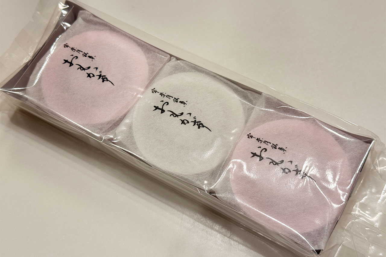 箱に入った紅白3個の宇奈月温泉銘菓「おもかげ」