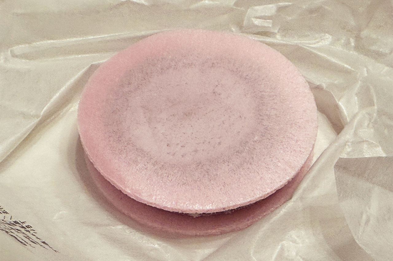 赤い最中の宇奈月温泉銘菓「おもかげ」
