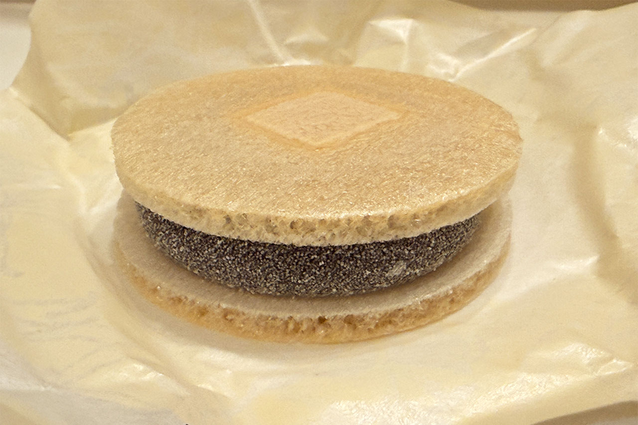 求肥と餡子を最中で挟んだ紀州銘菓「はまゆう」