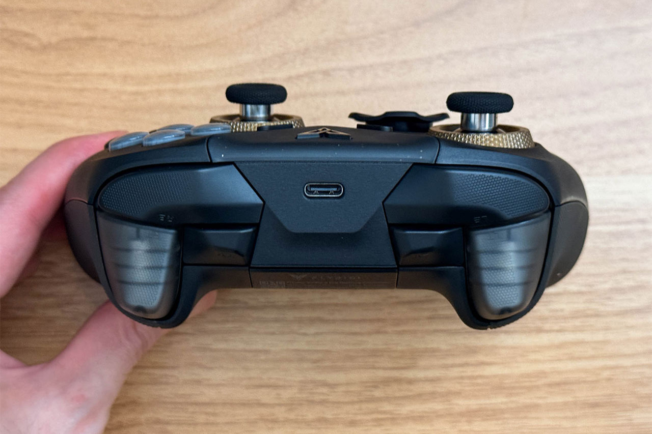 Flydigi Vader 5 Pro上部のLRボタン・LM／RMボタンとUSB-C端子