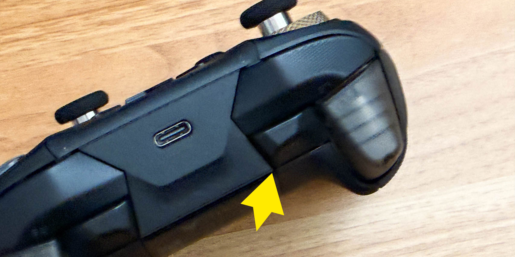 Flydigi Vader 5 ProのRMボタンの位置を黄色い矢印で示した写真