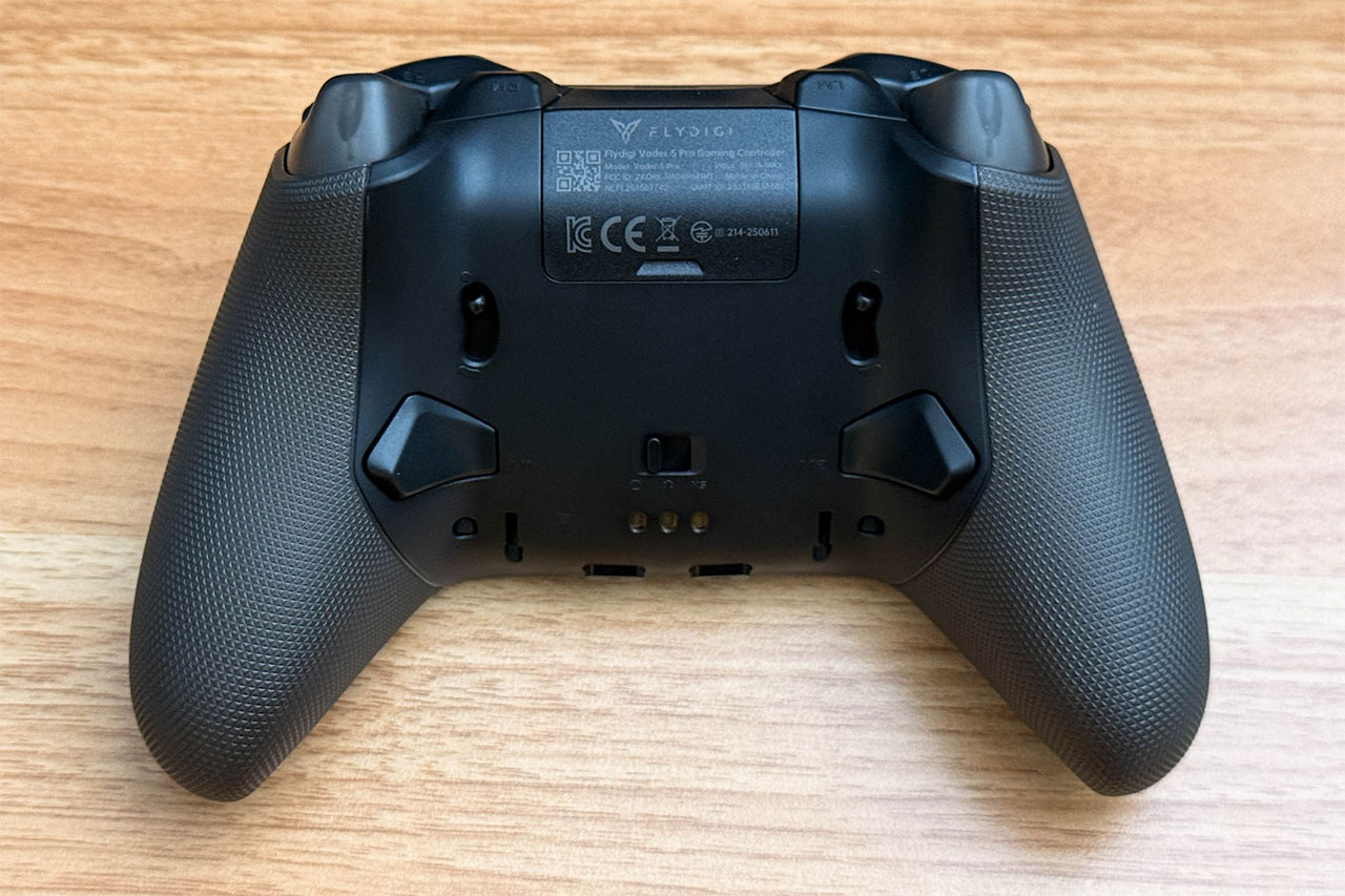 Flydigi Vader 5 Pro背面の追加ボタンとトリガー切り替えスイッチ
