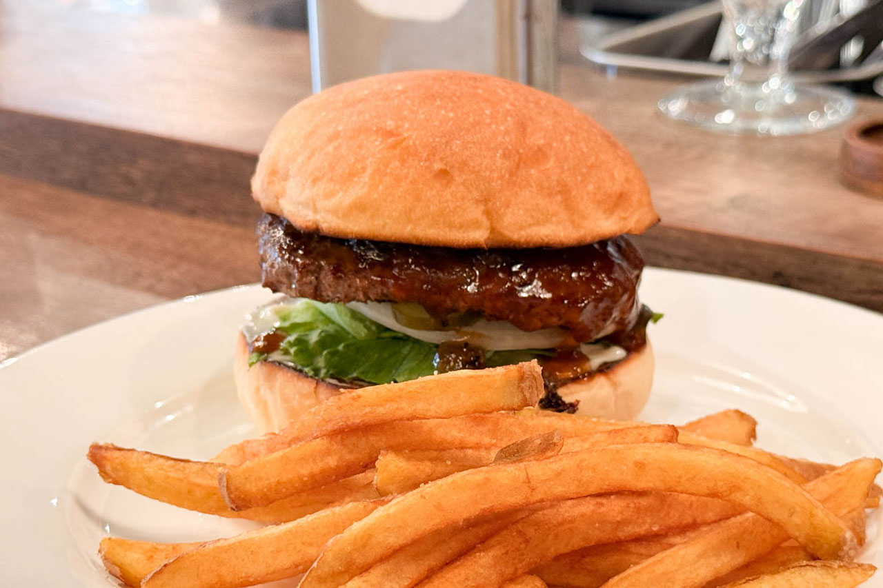 APPLE BURGERのジンジャーテリヤキバーガーとフライドポテト