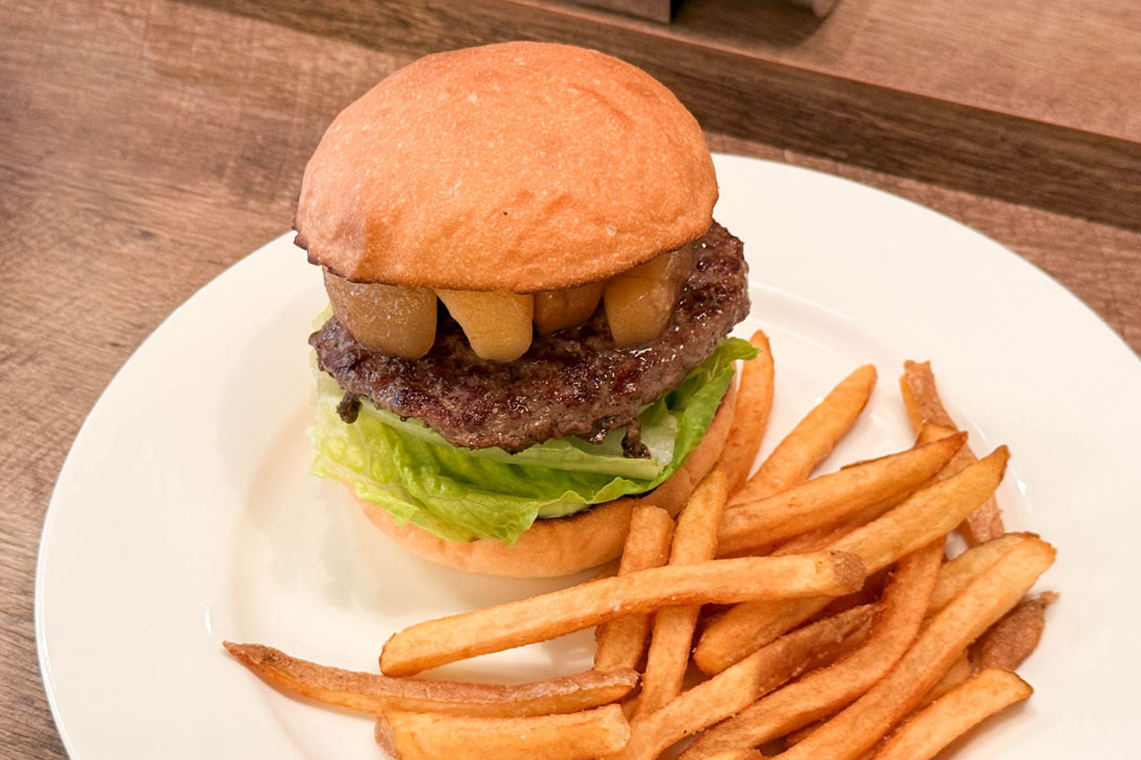 APPLE BURGERのアップルバーガーとフライドポテト