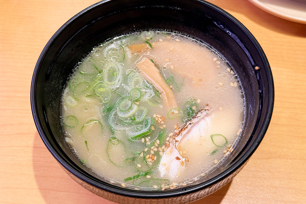 ねぎやメンマ、鯛の身がのった鯛白湯ラーメン