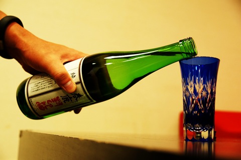 奈良の日本酒「春鹿」の「純米吟醸　封印酒」をみんなで飲んだぞ！(@mu_ne3)
